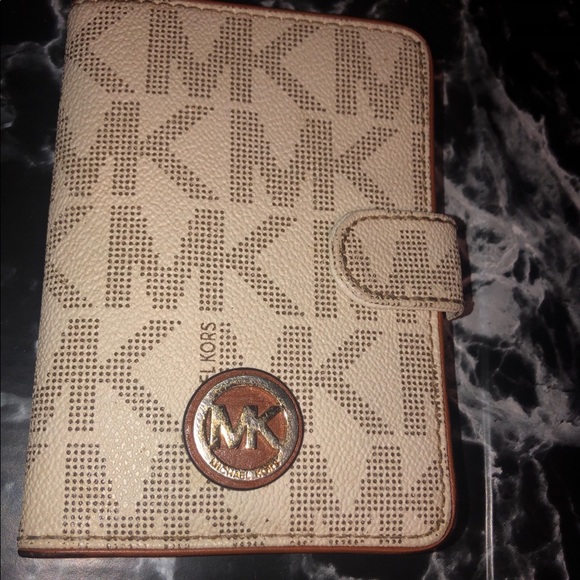 Michael Kors Handbags - Michael kors wallet 🥑